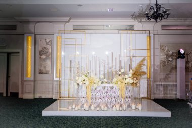 Restoran salonundaki düğün masası. Ziyafet..