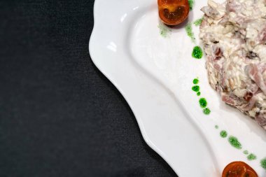 Siyah salatalı beyaz bir tabak.