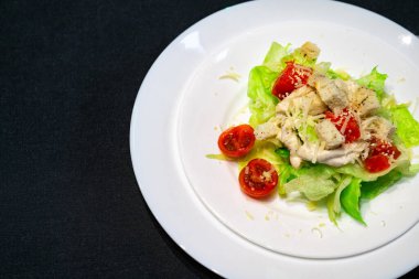 Siyah masada salatalı beyaz tabak. serbest alan