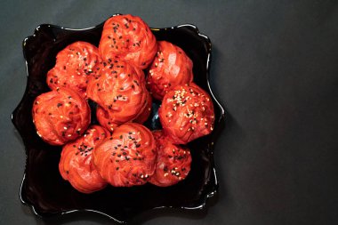 kırmızı aperatif muhallebi hamuru ile dolgulu