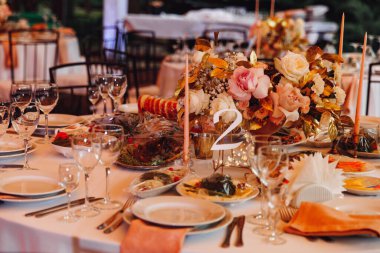 Açık hava çadırında masalar. Düğün dekoru.