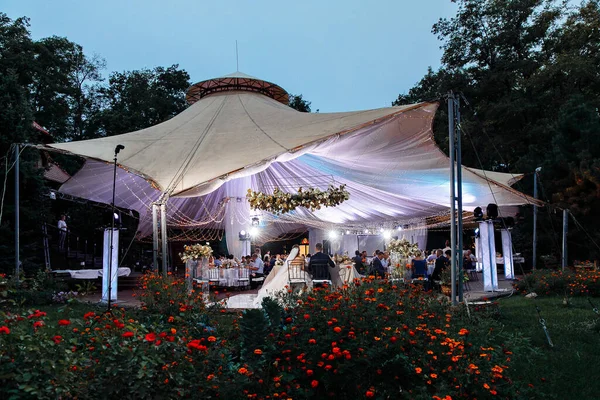 Bruiloftentent 's avonds in het park. — Stockfoto