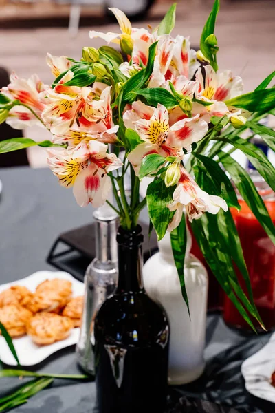 Ramo de flores de orquídea en la mesa de vacaciones . — Foto de Stock