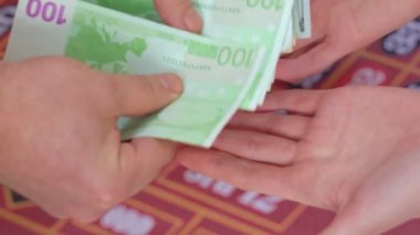 Erkek eller kumarhanede nakit para verir..