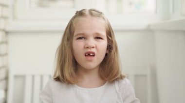 Küçük kız esniyor. Uyanamıyorum..