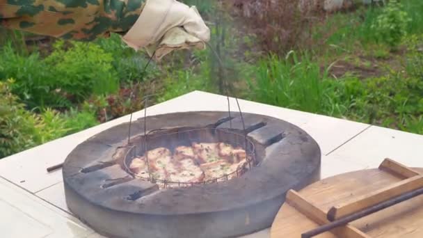 Man bereder kött och potatis inuti tandir ugn — Stockvideo