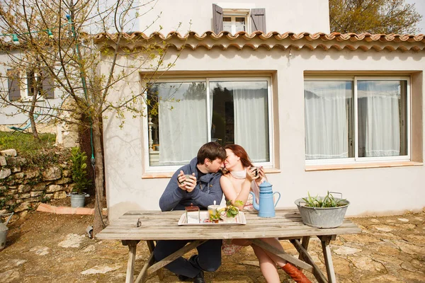 Colazione romantica insieme all'aria aperta nel villaggio — Foto Stock