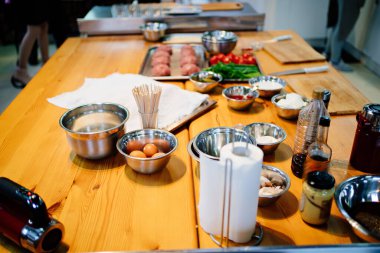 Hamburgerler için malzemeler mutfaktaki masada.