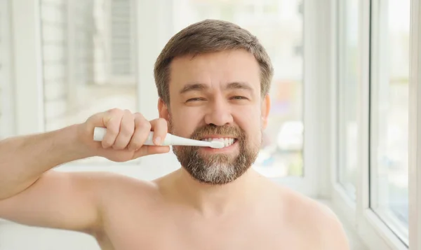 歯をきれいにする電動歯ブラシ — ストック写真