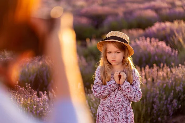 Fotograferen een klein meisje in een veld van lavendel — Stockfoto