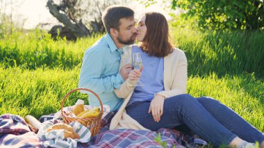 Romantik bir çift, piknik.. 