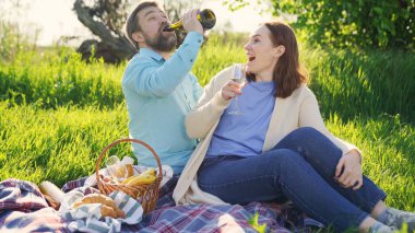 Romantik bir çift, piknik.. 