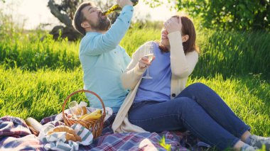 Romantik bir çift, piknik.. 