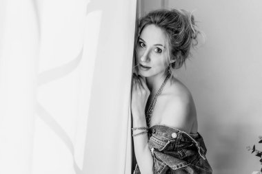 Kot gömlekli sarışın bir kız. siyah-beyaz 