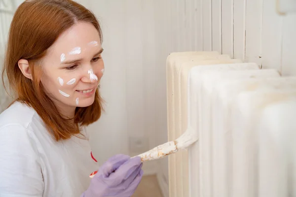 Женщина в перчатке картина отопления радиатор — стоковое фото