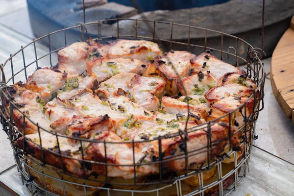 Carne e batatas cozidas dentro de um tandoor, forno de pedra no jardim . — Fotografia de Stock
