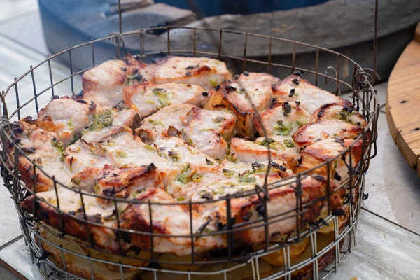 Fleisch und Kartoffeln im Tandoor gekocht, Steinofen im Garten. — Stockfoto