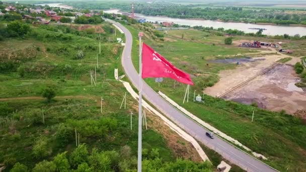 Vörös zászló kalapáccsal és sarlóval és felirattal oroszul fejlődik az égen — Stock videók