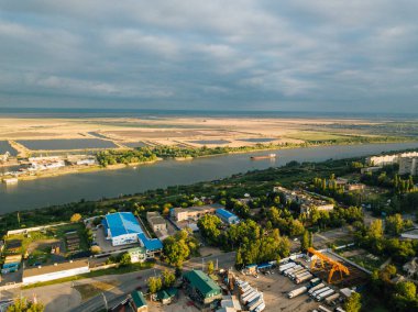 Bulutlu bir havada nehir kıyısındaki bahar şehrinin en üst manzarası