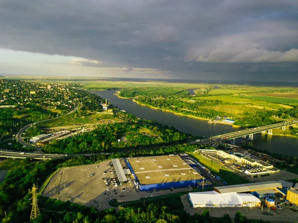 Blick von oben auf die Frühlingsstadt am Ufer des Flusses bei trübem Wetter. — Stockfoto