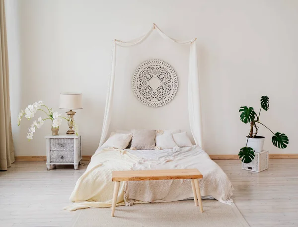 Кровать с балдахином, тумбочки и цветы . — стоковое фото