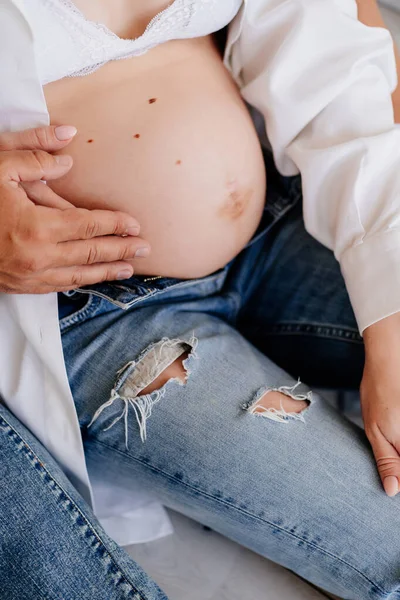 Ragazza incinta e la sua compagna si tengono per mano. l'aspettativa del bambino . — Foto Stock