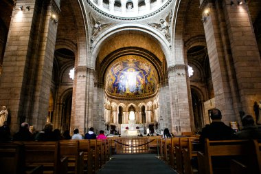 Paris, içindeki Katolik Katedrali. Cemaat üyeleri ayin sırasında banklarda otururlar..