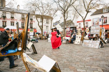 Montmartre 'de sokak sanatçıları arasında sevgi dolu bir çift. Turizm merkezi.