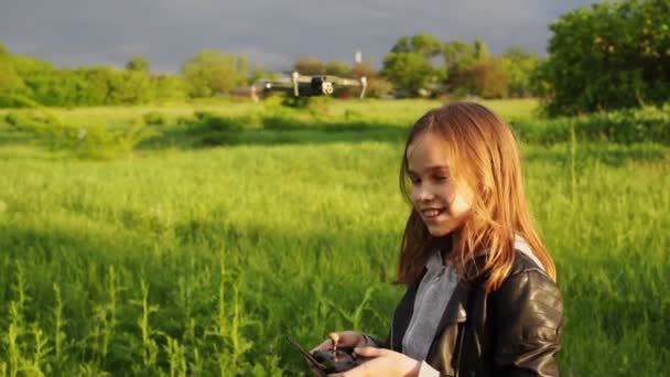 Sahada duran genç kız uzaktan kumandalı dronu kontrol ediyor. — Stok video