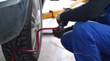 Atölyedeki tekerleklerin montajı veya sökülmesi.