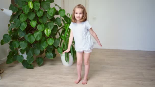 Drôle petite fille danser et avoir du plaisir à la maison . — Video