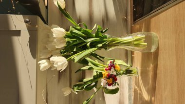 Mutfak masasında beyaz laleler olan vazo.. 