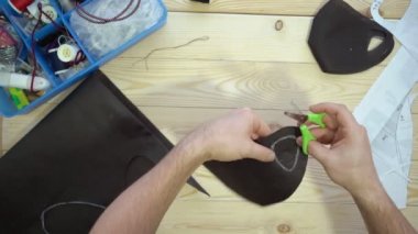 Erkek eli makasla desen maskesi keser.