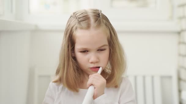 Ospalý legrační dívka čistí zuby elektrický zubní kartáček — Stock video