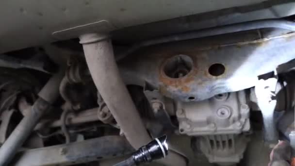 Inspectie van het onderstel van de auto in de garage. — Stockvideo