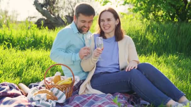 Vidám pár romantikus sétával, piknikezéssel. — Stock videók