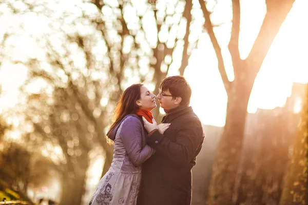 Couple aimant sur une promenade dans le soleil couchant. un voyage romantique . — Photo