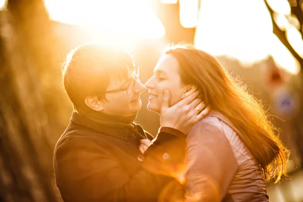 Liebespaar bei einem Spaziergang in der untergehenden Sonne. eine romantische Reise. — Stockfoto