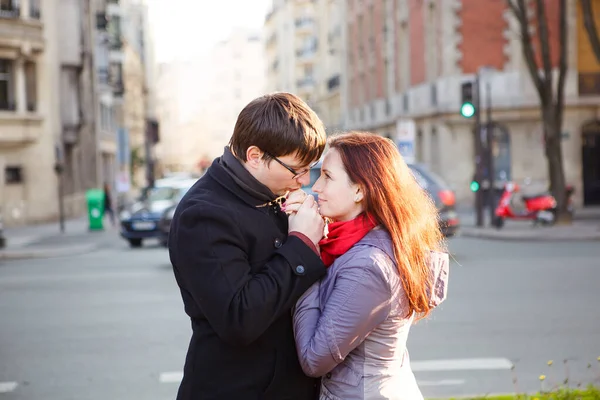 Coppia amorevole su una passeggiata al sole al tramonto. un viaggio romantico . — Foto Stock