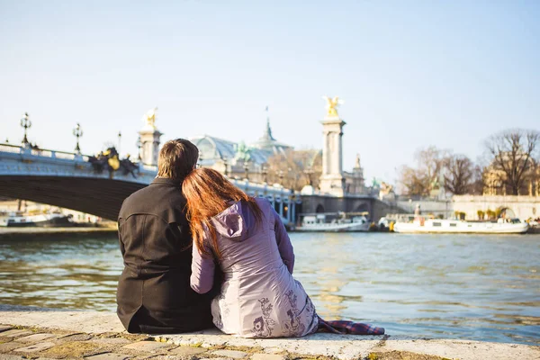 Οπίσθια όψη. Δύο εραστές στον ποταμό Σηκουάνα στο Παρίσι. ταξίδια την άνοιξη στην Ευρώπη. — Φωτογραφία Αρχείου