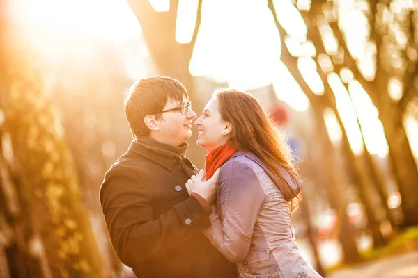 Casal amoroso em um passeio no pôr-do-sol. uma viagem romântica . — Fotografia de Stock