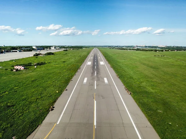 Blick auf Landebahnen. ein leerer Flugplatz ohne Flugzeuge. Krise in der Luftfahrt. — Stockfoto