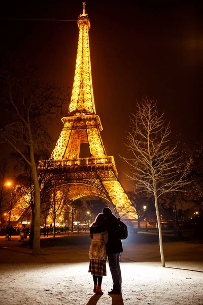 Amantes cerca de la noche de la torre Eiffel en París. viajar en primavera en Francia . — Foto de Stock