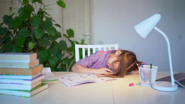 Slaperig schoolmeisje doet huiswerk. Thuis studeren. afstandsonderwijs — Stockvideo