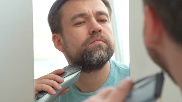 O homem faz um corte de cabelo de barba. Sem dinheiro para a barbearia. . — Vídeo de Stock