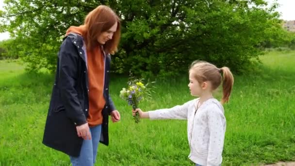 Dcera dala dohromady kytici divokých květin pro maminku. — Stock video