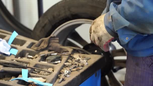 Montaje o desmontaje de las ruedas en el taller . — Vídeo de stock