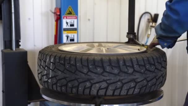타이어가 작동 합니다. 작업장에서의 바퀴 조립 혹은 분해. — 비디오