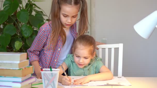 Sœur aînée jure, crie et aide les plus jeunes avec leurs leçons — Video