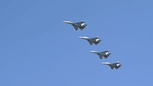 Um grupo de pilotos profissionais de aeronaves militares no céu . — Fotografia de Stock